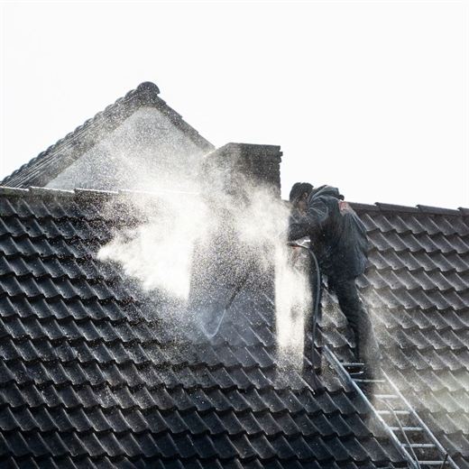 Pressure-cleaning a tiled roof